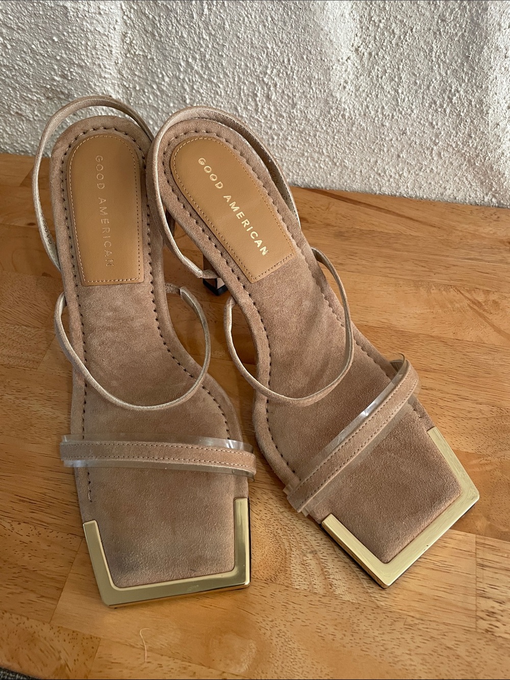 NWOT Good American “Standout” Nude Suede Square Toe Heels with Gold Trim Sz 8.5 - Picture 4 of 11